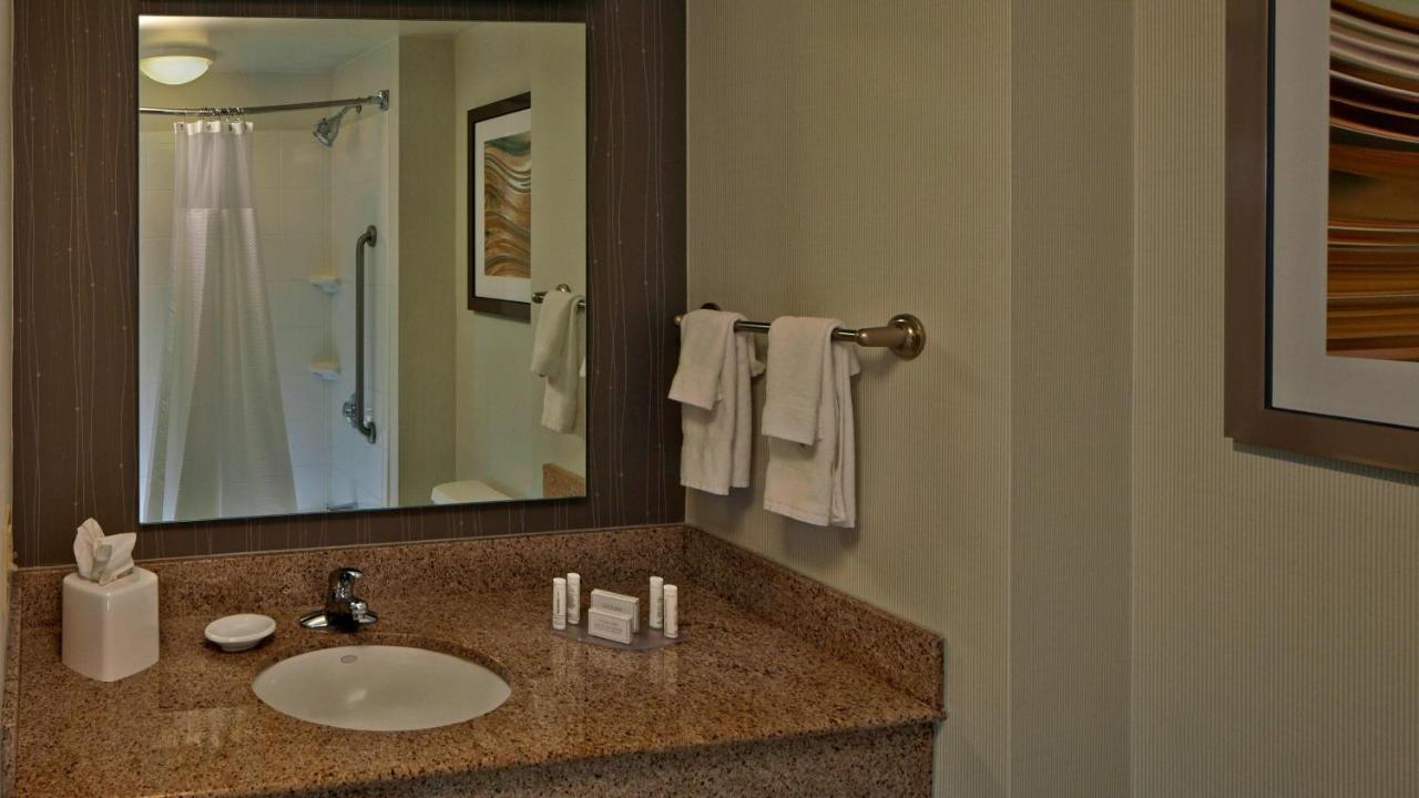 Courtyard By Marriott Providence Warwick Hotel Exterior photo