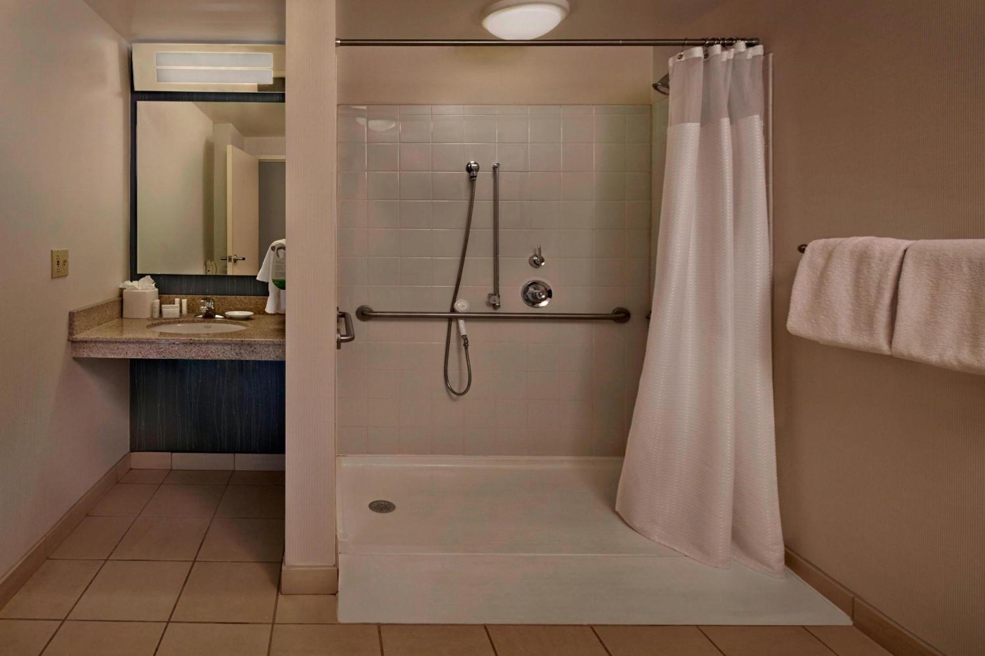 Courtyard By Marriott Providence Warwick Hotel Exterior photo