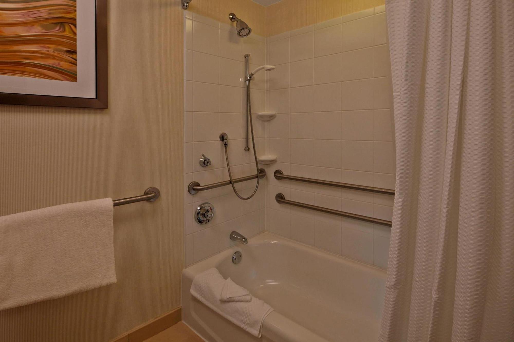 Courtyard By Marriott Providence Warwick Hotel Exterior photo