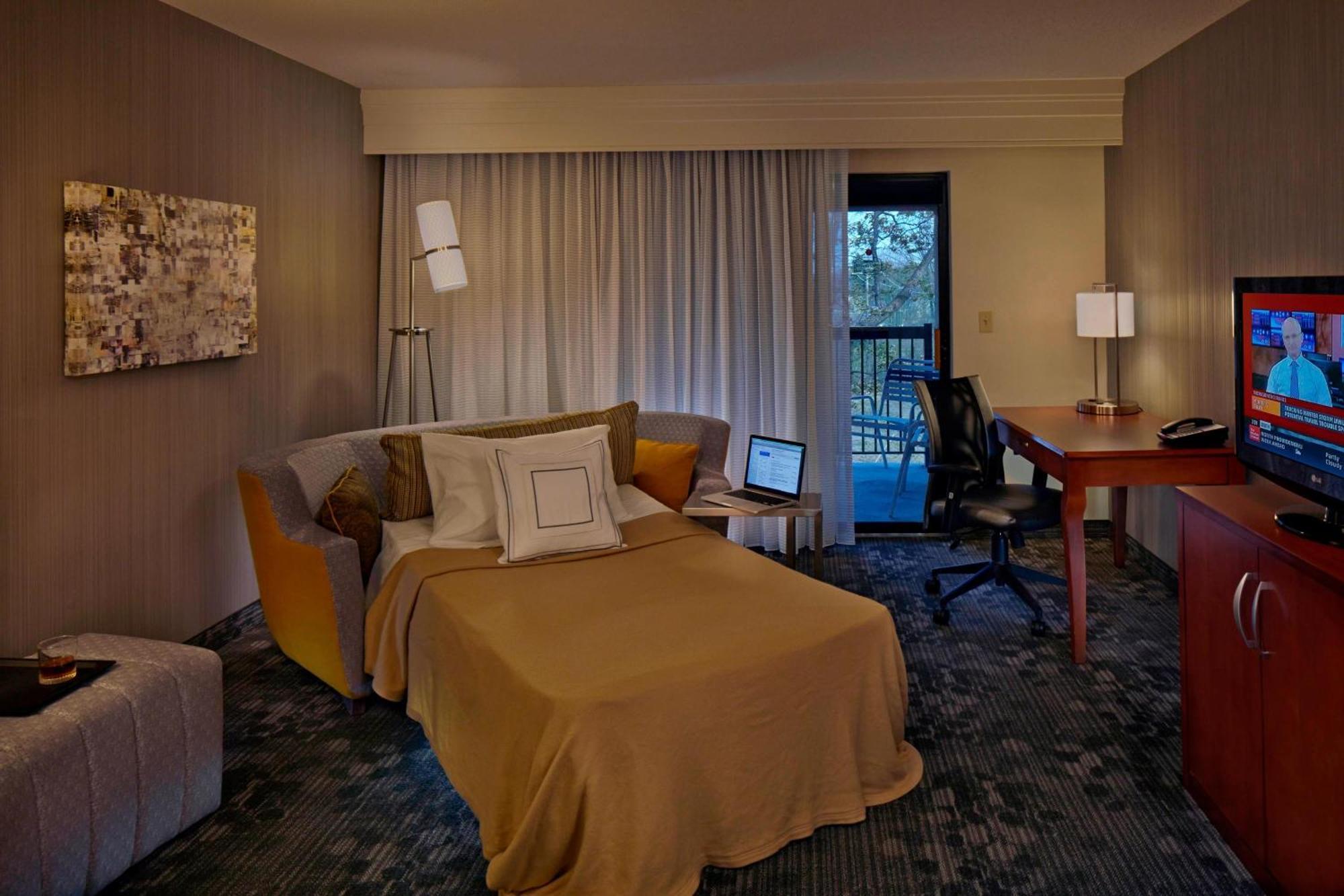 Courtyard By Marriott Providence Warwick Hotel Exterior photo