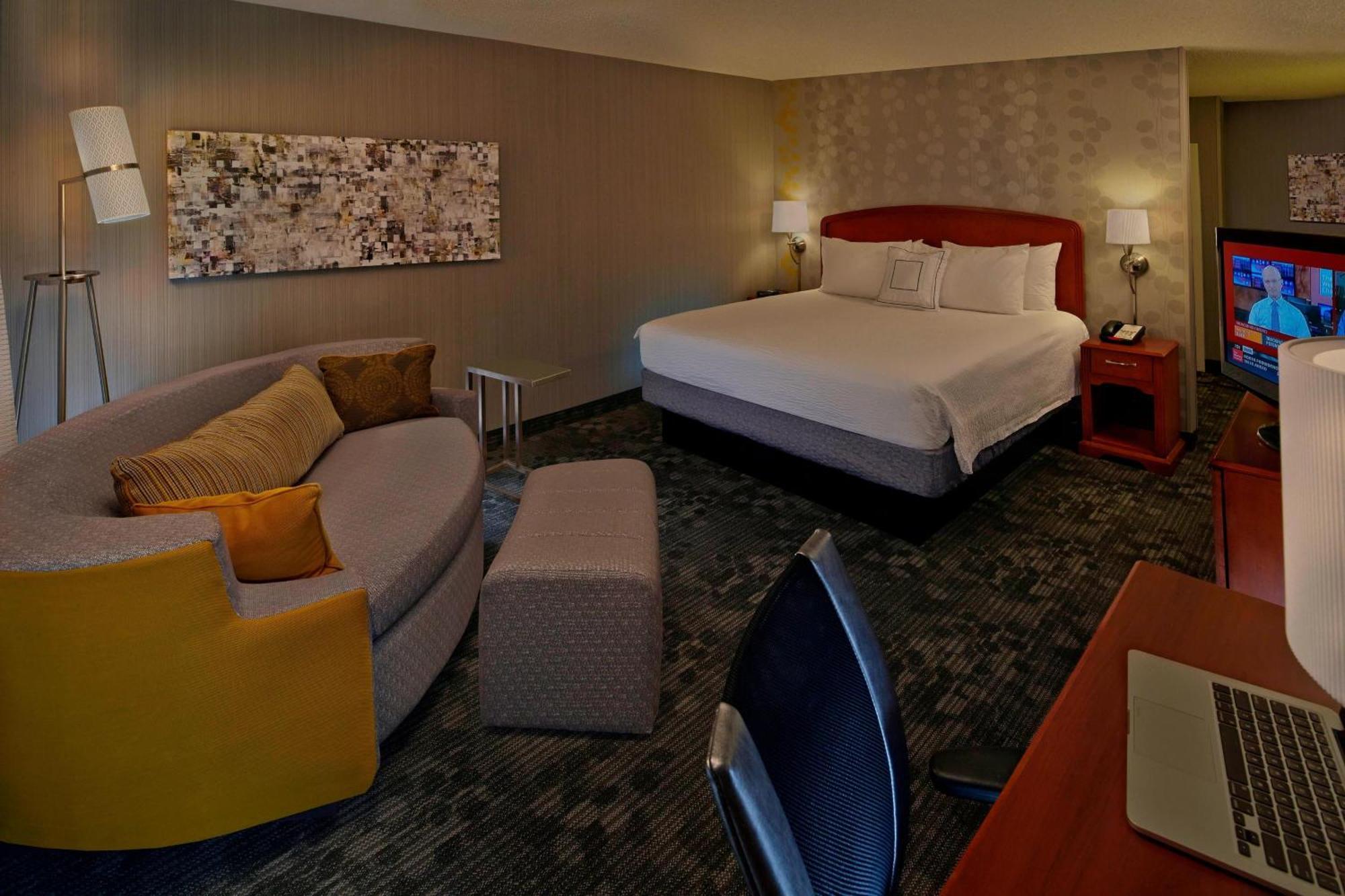 Courtyard By Marriott Providence Warwick Hotel Exterior photo