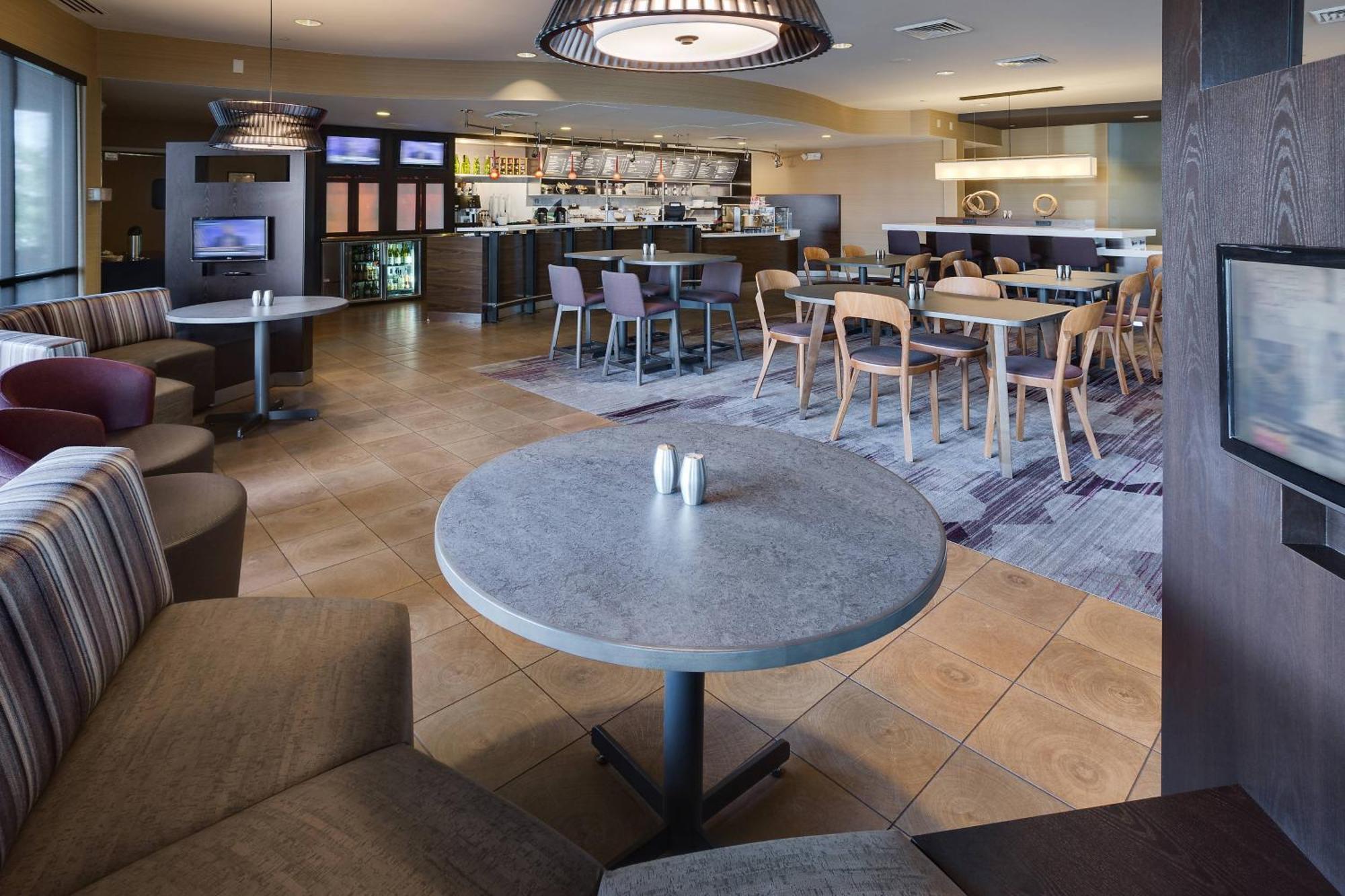 Courtyard By Marriott Providence Warwick Hotel Exterior photo